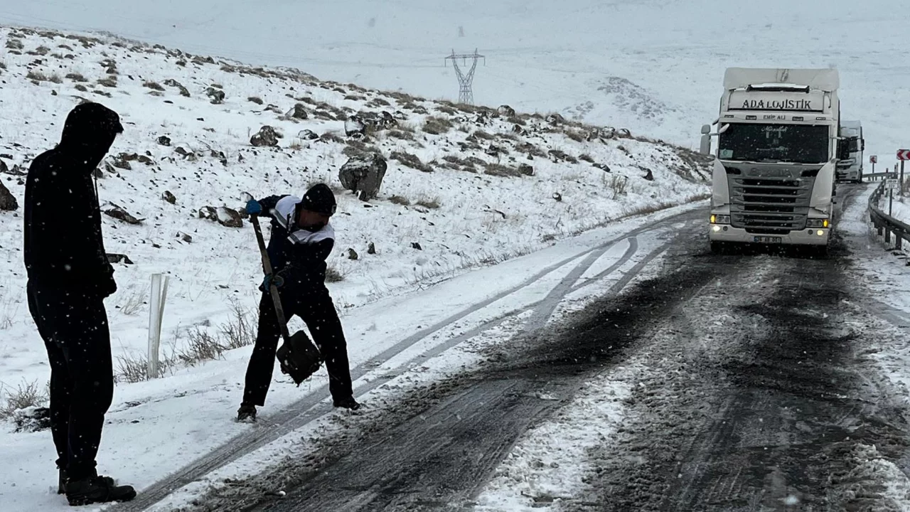 Buz tutan rampada TIR şoförleri mahsur kaldı