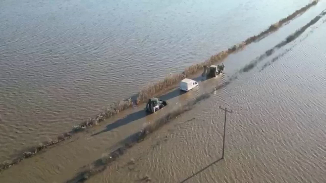 Bursa'da sel sularının arasında kaldı! Ekipler kurtardı
