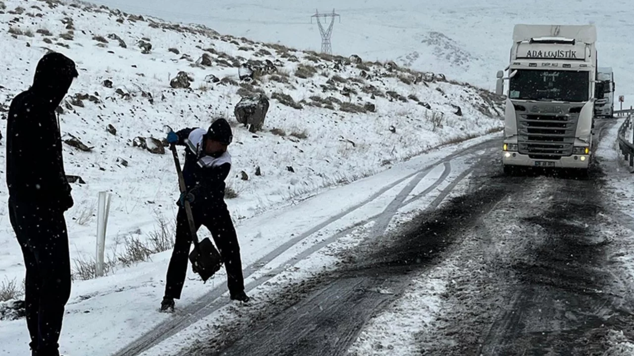 Buz tutan rampada tır şoförleri mahsur kaldı 