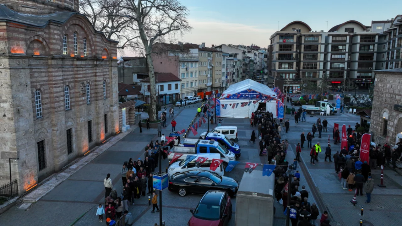 Bursa'da vatandaşlar, iftar sofralarında buluştu