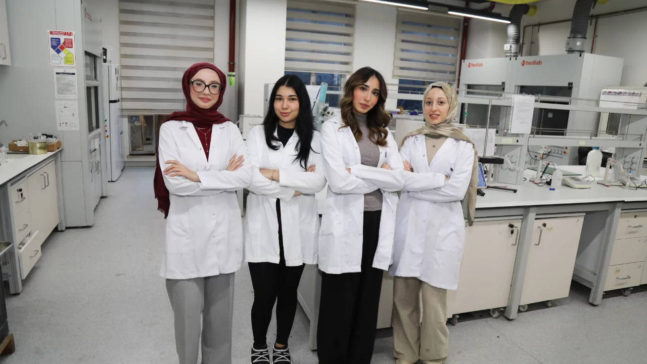 BTÜ'lü öğrencilerden çevre dostu çözüm: Atık nişastadan üretildi...