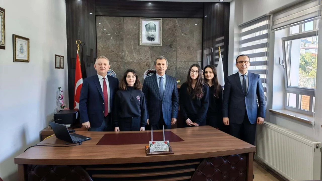 TÜBİTAK yarışmasında bölge ikincisi olan gençler Milli Eğitim Müdürü'nü ziyaret etti