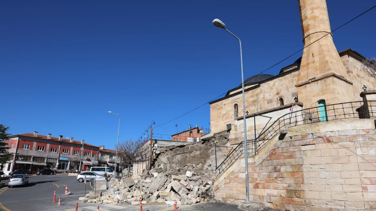 Tarihi caminin istinat duvarı çöktü
