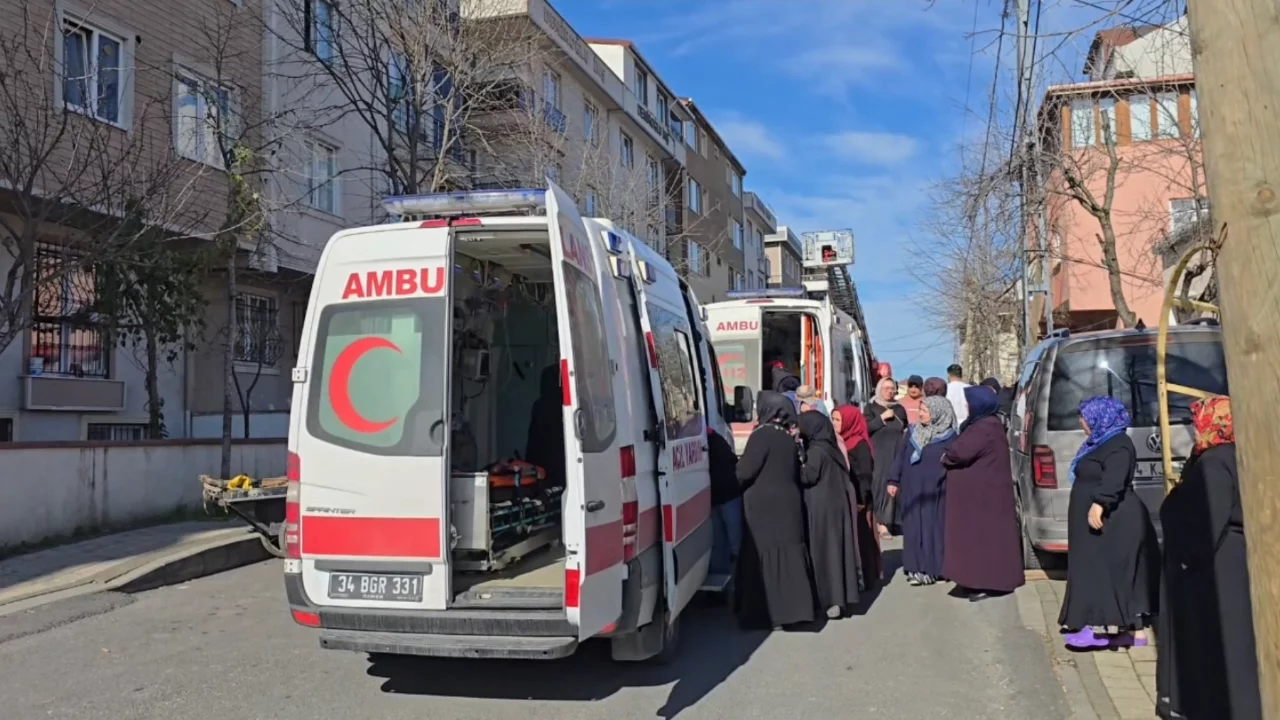Sancaktepe'de 4 katlı binada yangın: 7 kişi kurtarıldı