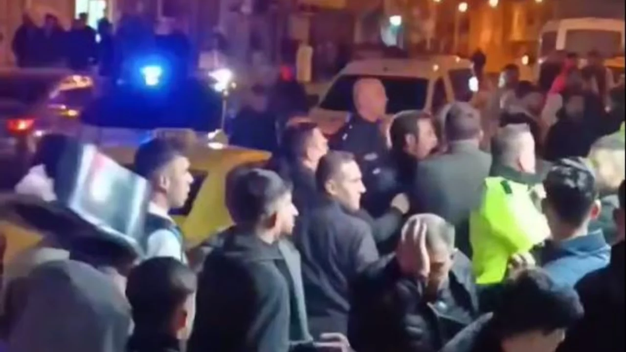 Mardin'de tekmeli, kovalı ve fırçalı kavga kamerada: 3 yaralı