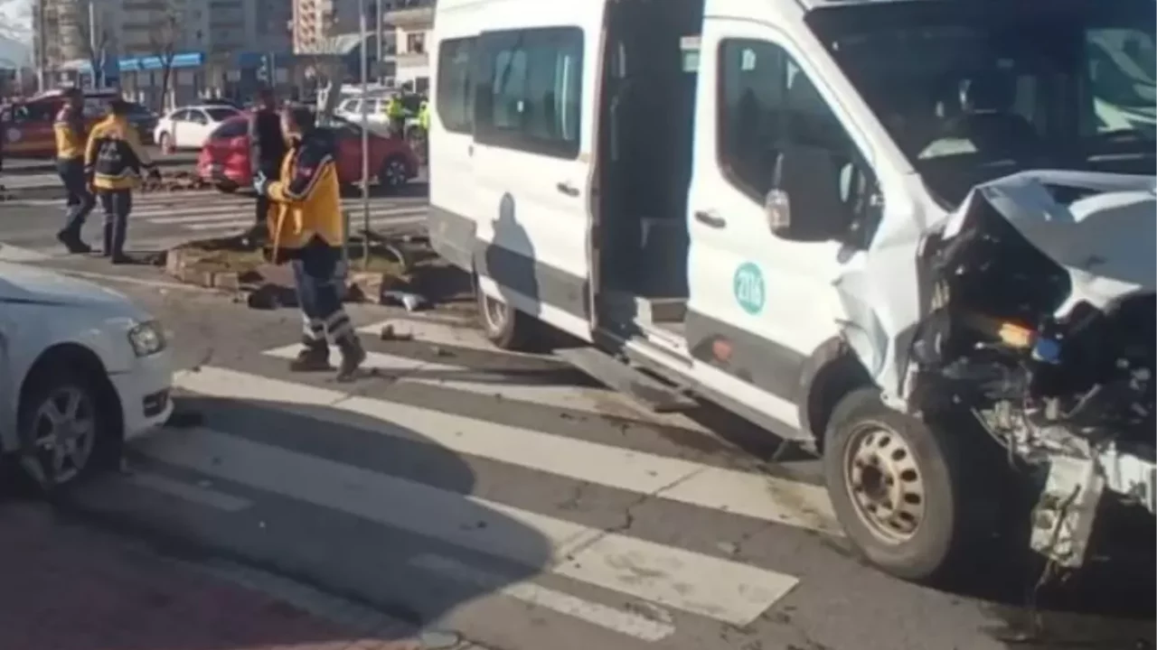 Kayseri'de otomobil ile minibüs çarpıştı: 14 yaralı