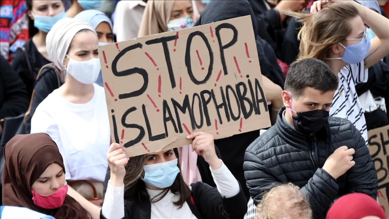 Belçika'nın Gent kentinde öğrenciler başörtüsü yasağına karşı mahkemeye başvurdu