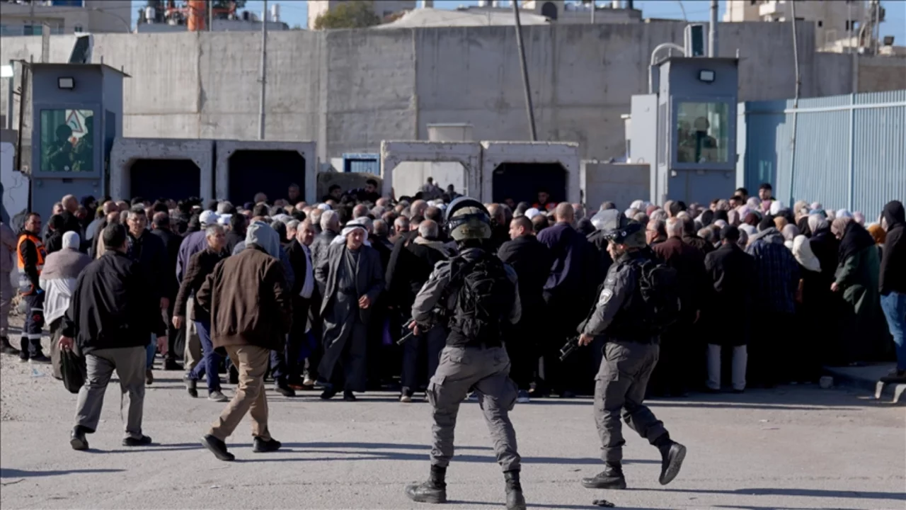  İsrail, ramazanın ilk cumasında izinleri olmasına rağmen Filistinlilerin Kudüs'e girişini engelledi