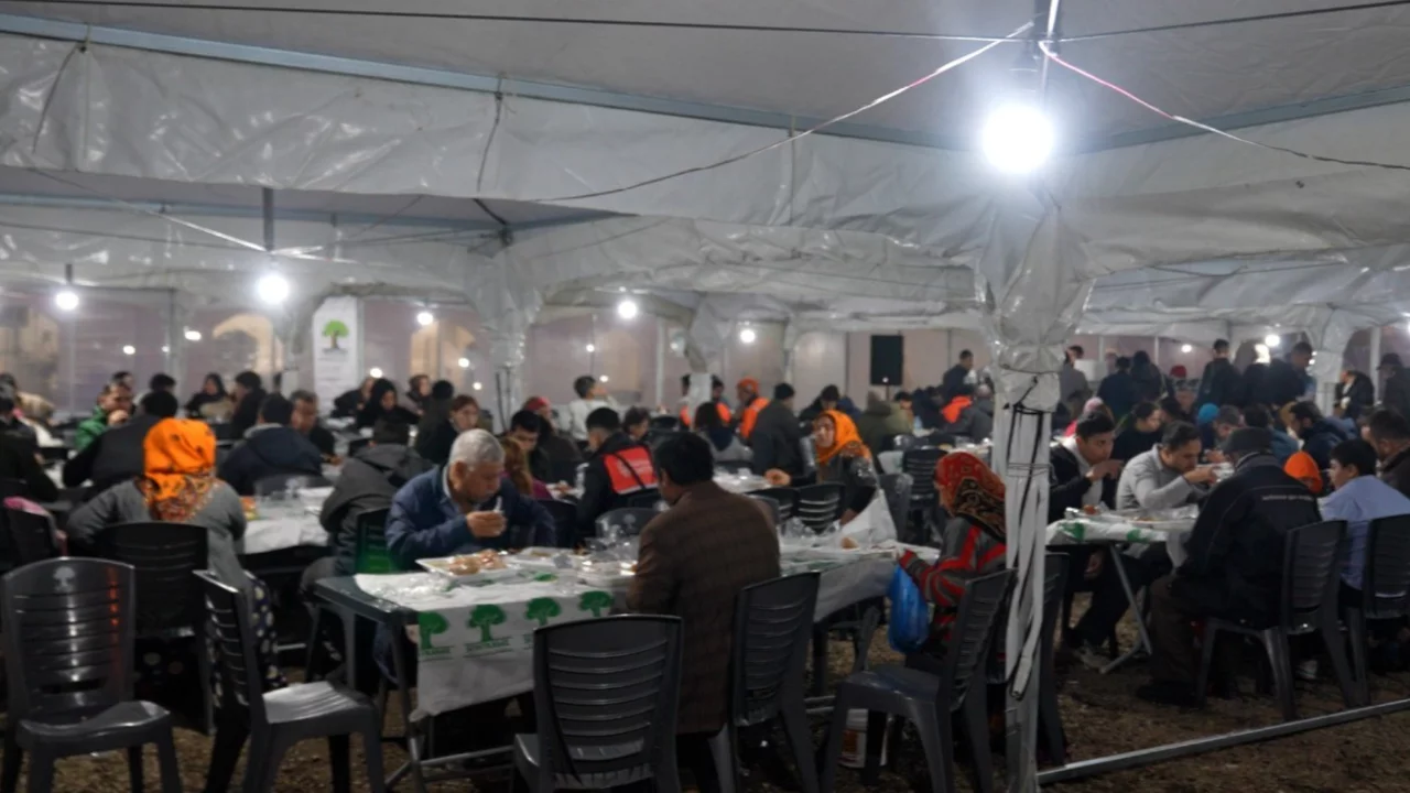 Şehitkamil'de binlerce kişi ilk iftarını aynı sofrada a&ccedil;tı