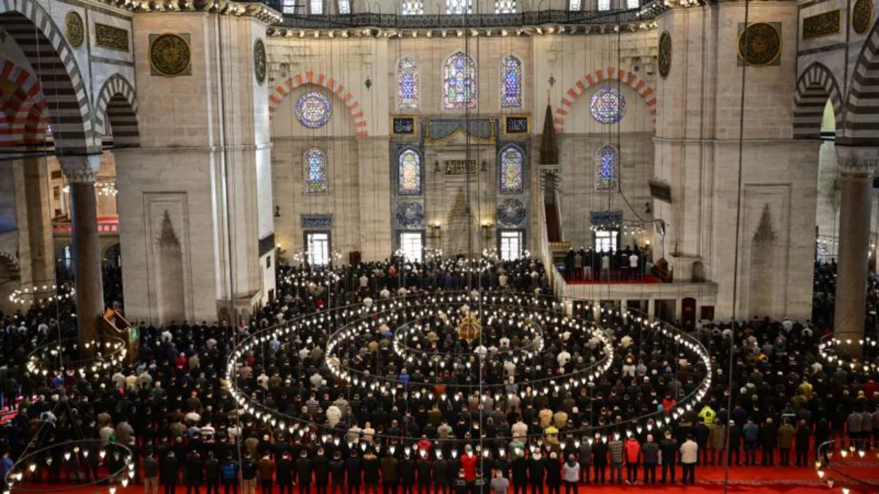 Camilerde "Ramazan, Cami ve Hayat" temalı hutbe okundu