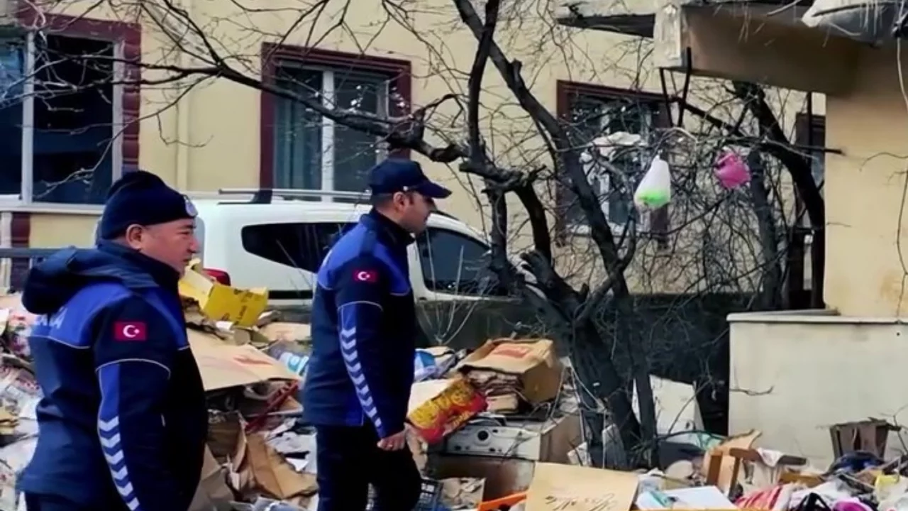 Kötü koku ihbarıyla gidilen evden 30 ton çöp çıktı