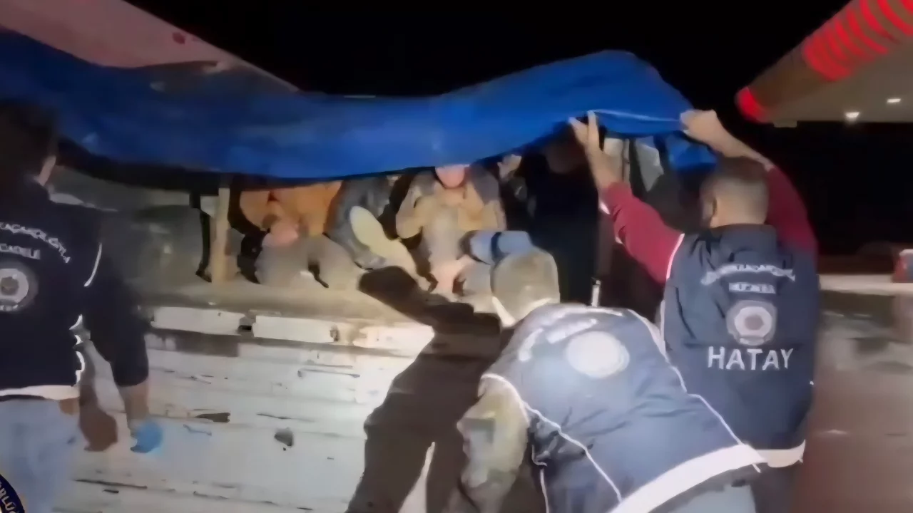 TIR'ın dorsesinde 12 ka&ccedil;ak g&ouml;&ccedil;men yakalandı, 4 organizat&ouml;r tutuklandı
