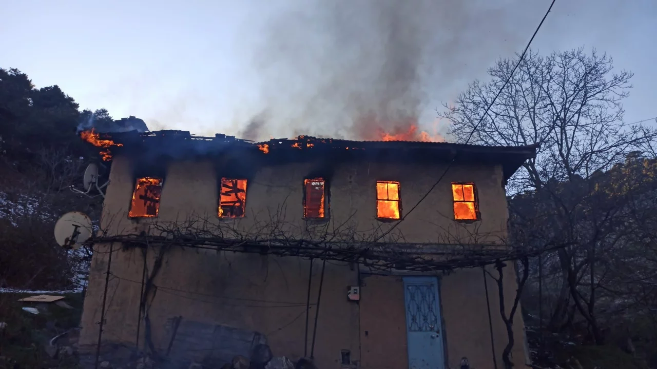 Bursa Gürsu'daki ev yangını can aldı! Yaşlı kadın kurtarılamadı...