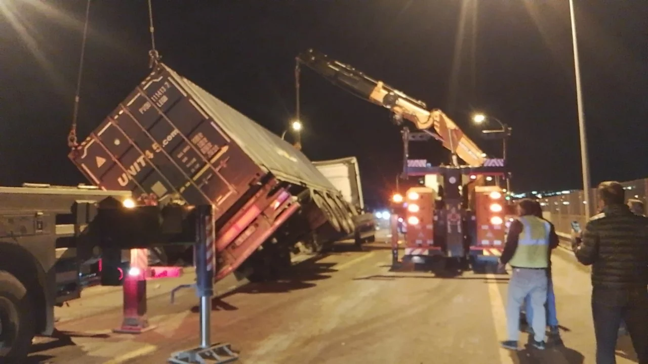 TEM Otoyolu'nda TIR devrildi; şoförü yaralandı!
