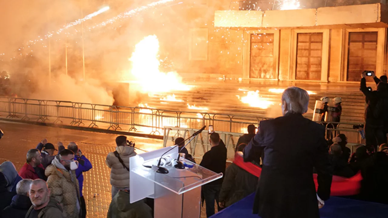 Tiran'da binlerce kişi Rama hükümetinin istifasını istedi
