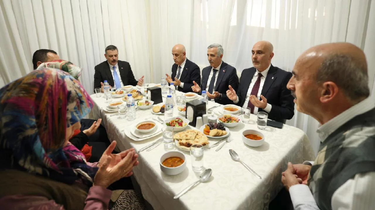 İçişleri Bakanı Çiftçi 6 Şubat depremlerinden etkilenen aile ile iftar yaptı
