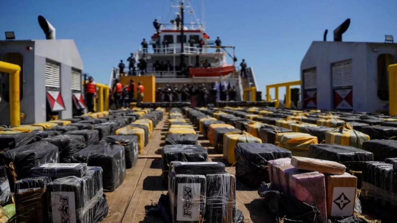 El Salvador açıklarında 17 ton kokain yakalandı! 