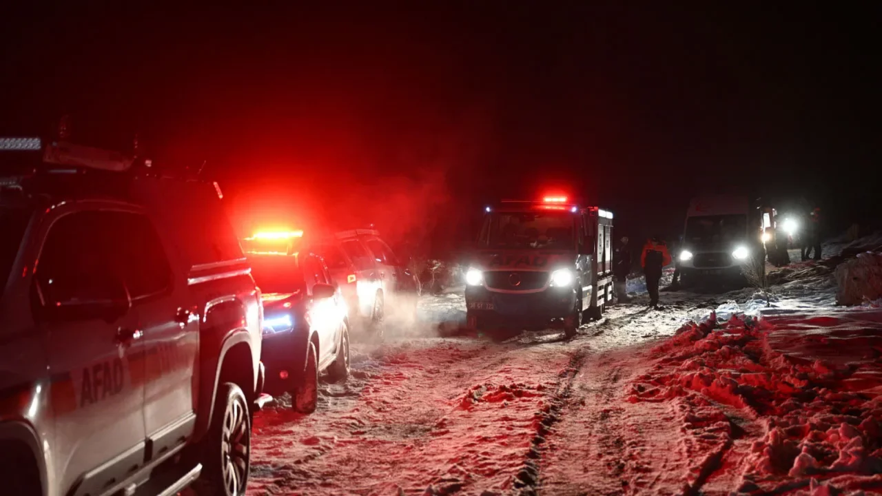Elektrik arızasına giden işçiler mahsur kaldı! Yardıma AFAD koştu... 