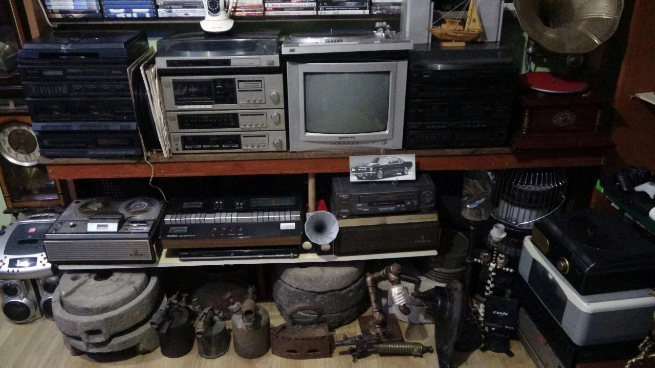 Antika tutkusu ile bodrum katını müzeye çevirdi