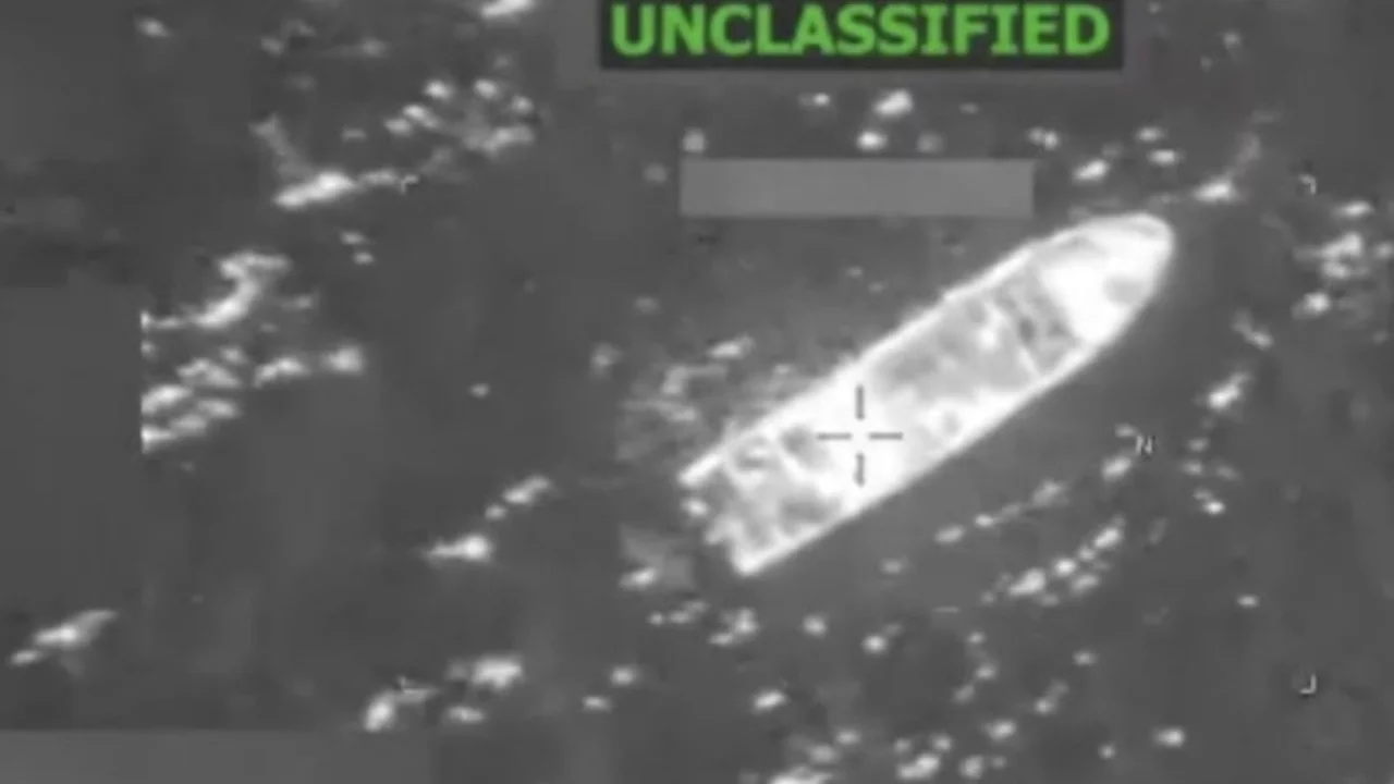 ABD ordusu, Doğu Pasifik'te uyuşturucu taşıdığı öne sürülen bir tekneyi hedef aldı