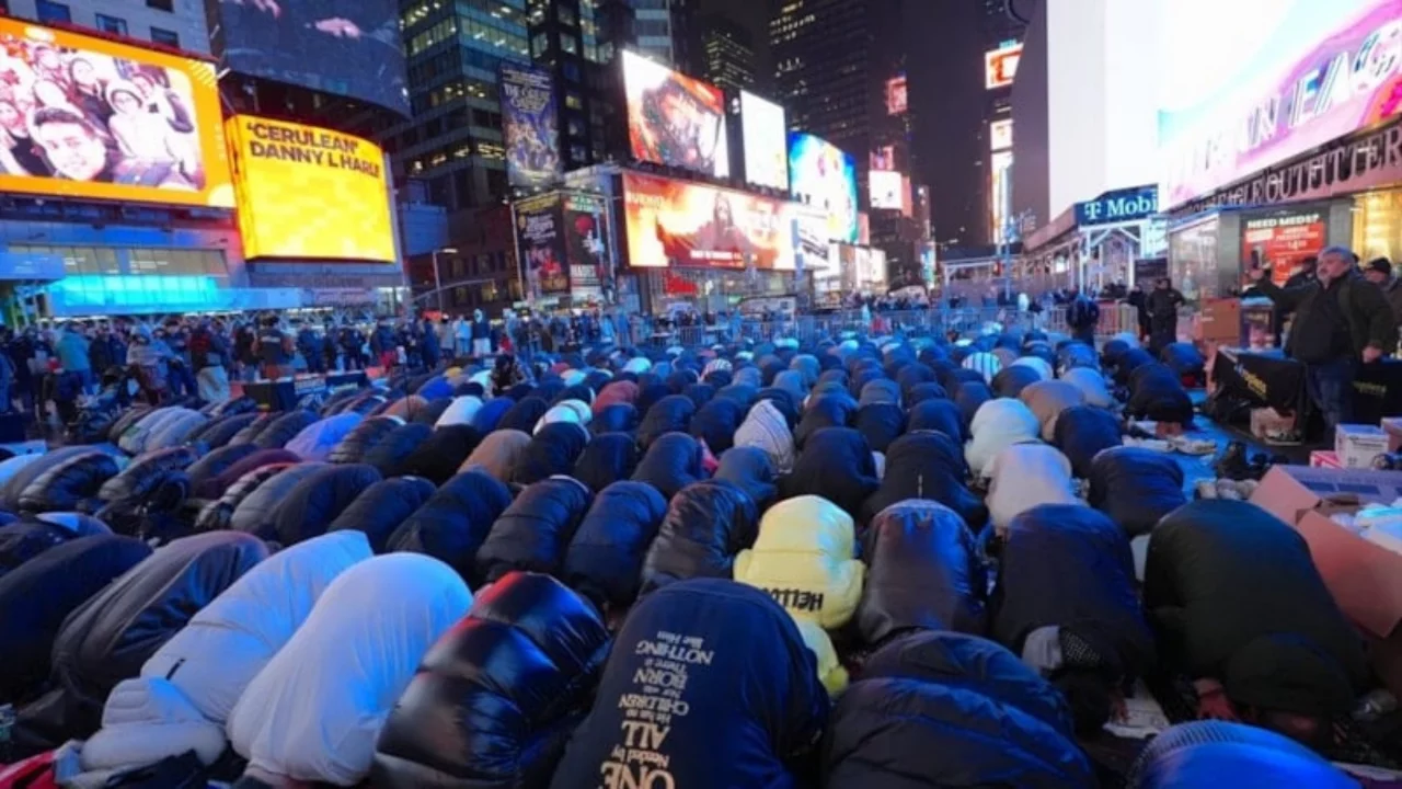 New York'ta Ramazan coşkusu: Binlerce Müslüman iftar için Times Meydanı'nda buluştu