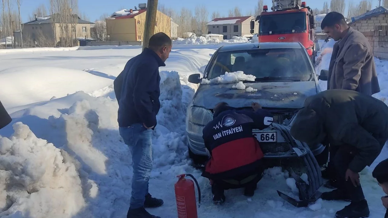 Van'da seyir halindeki otomobil yandı