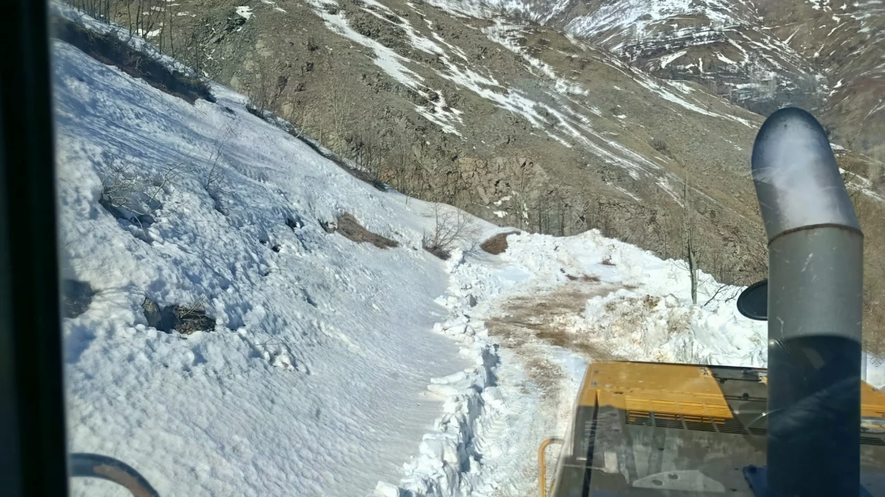 Bingöl'de kar ve heyelandan dolayı kapanan köy yolları açılıyor