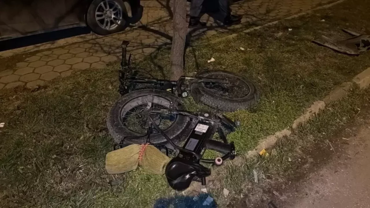 Ehliyetsiz sürücünün kullandığı otomobil, elektrikli bisiklete çarptı; 1'i ağır 2 çocuk yaralandı
