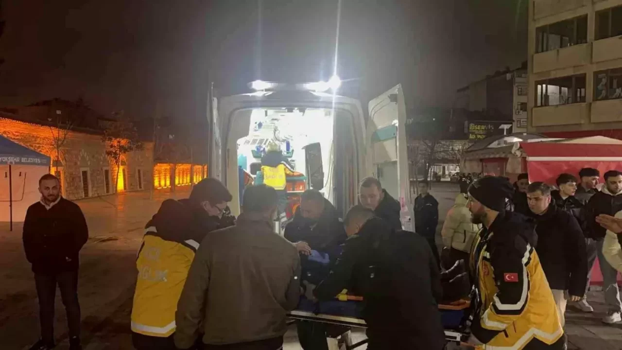 Otomobile çarpan scooter sürücüsü yaralandı