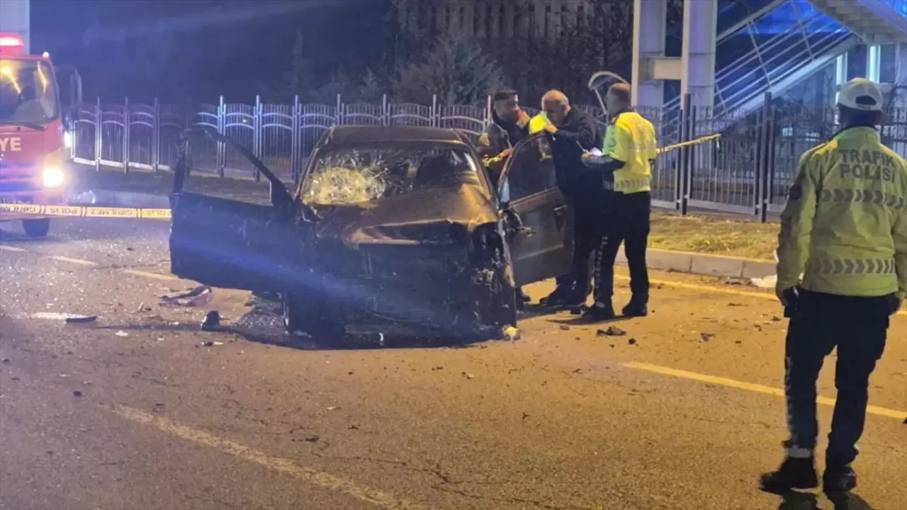 Bingöl'de takla atan otomobildeki 2 kişi yaralandı