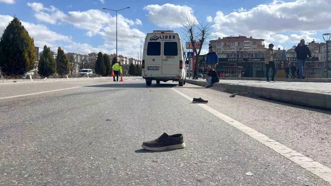 Karaman'da minib&uuml;s&uuml;n &ccedil;arptığı 57 yaşındaki adam kurtarılamadı