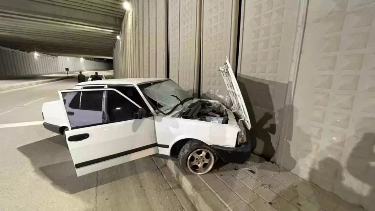 Karaman'da kontrolden çıkan otomobil alt geçidin duvarına çarptı
