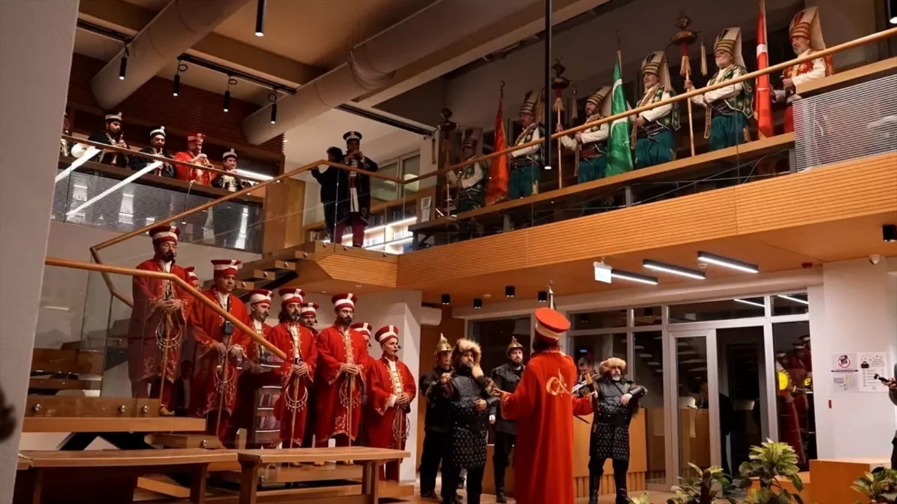 Düzce'de sahura kadar açık olan kütüphanede öğrencilere mehteranlı sürpriz