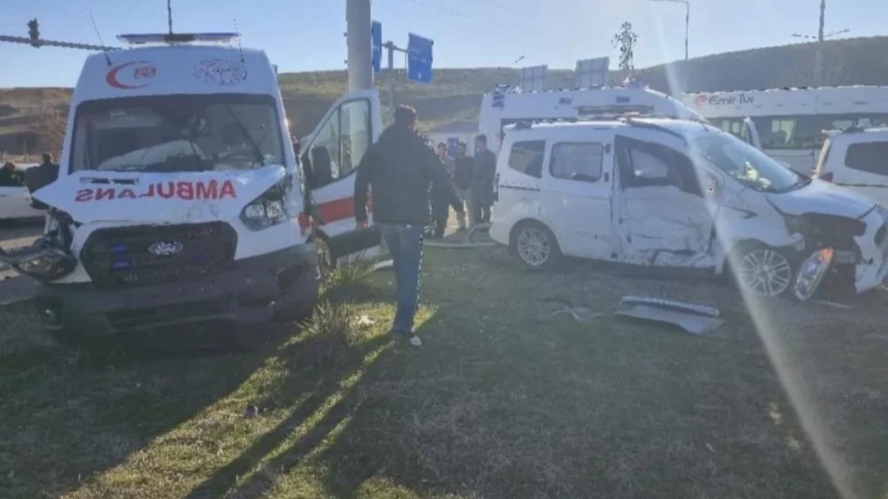 Ambulans ile hafif ticari araç çarpıştı: 5 yaralı