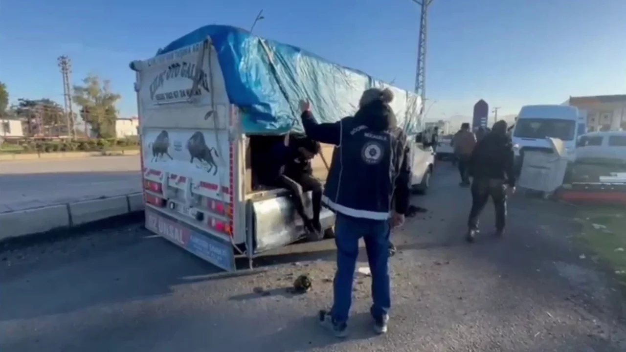 Üzeri dışkıyla kapatılmıştı! İçerisinden göçmen çıktı