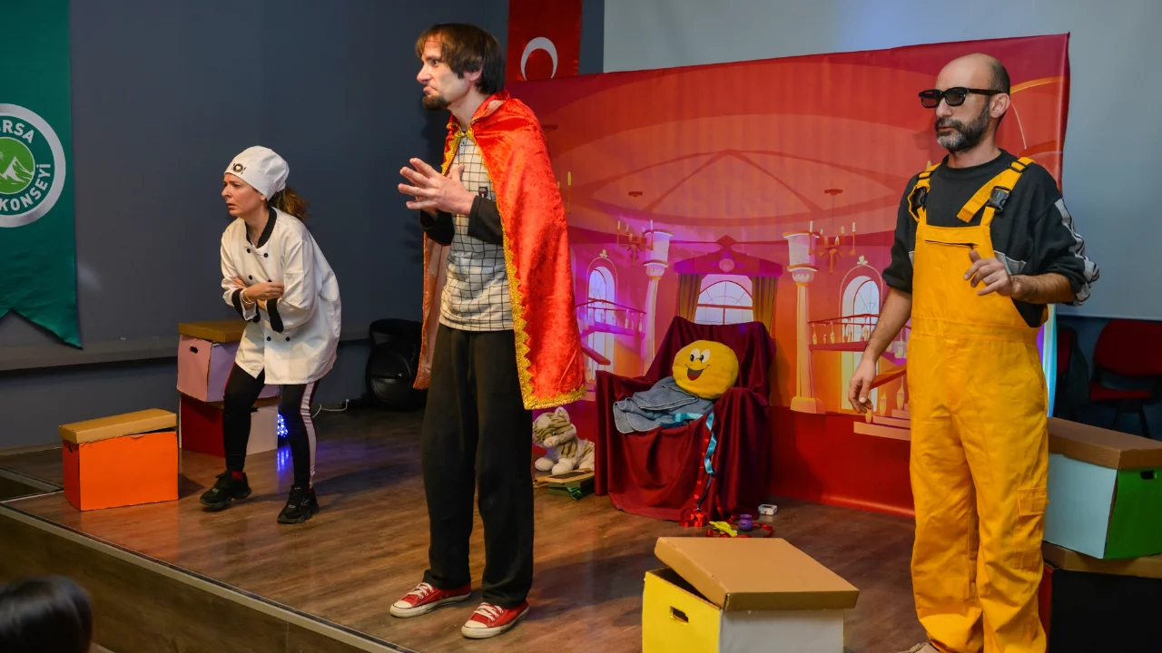 Bursa'da 'kralın kayıp şapkası'nı çocuklar buldu