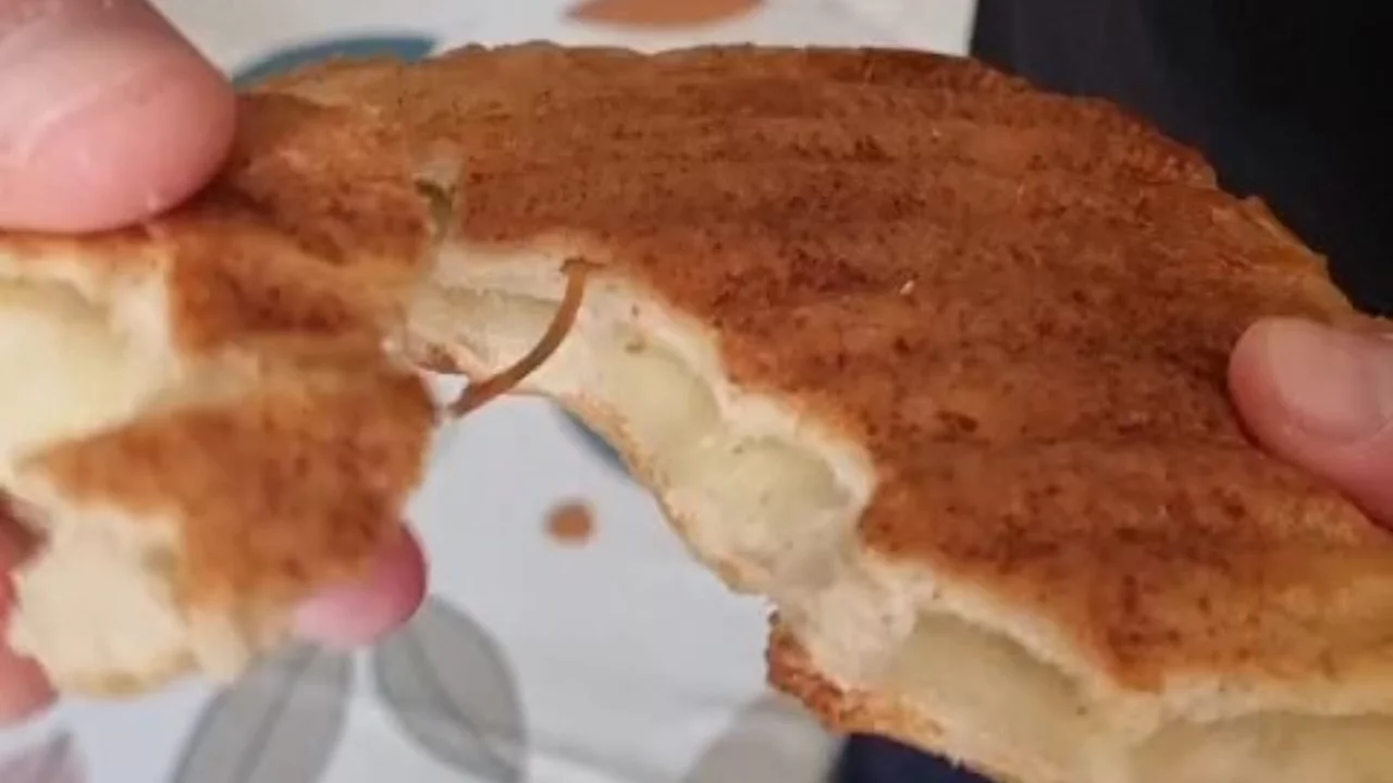 Bursa'da sahur için aldığı ekmeği kesti, içinden çıkan ile şok oldu!
