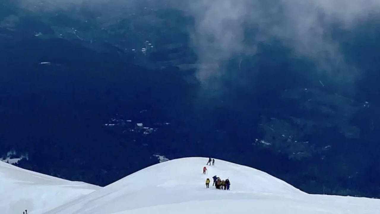 Uludağ'ın zirvesinde gururlandıran anlar! Tipi ve soğuğa rağmen vazgeçmediler...