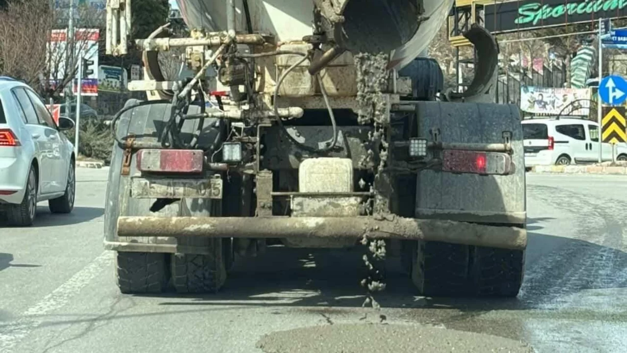 Mikserden taşan beton, asfalt yola döküldü