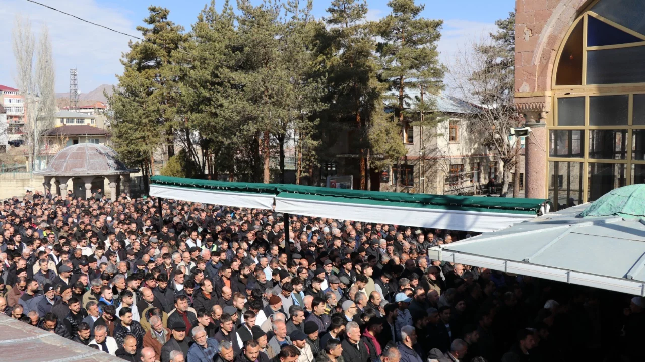 Oltu'da motosiklet otomobille çarpıştı: Genç sürücü hayatını kaybetti