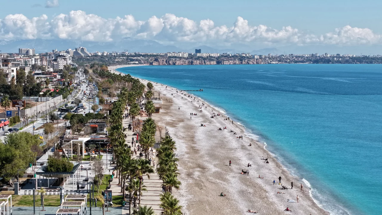 Antalya'da sıcaklık 17 dereceyi buldu