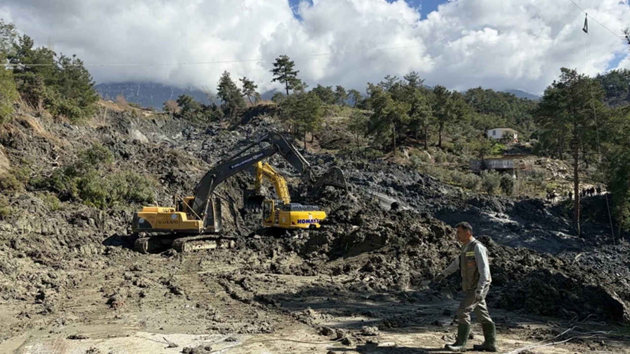 Muğla'da toprak kayması: Yol trafiğe kapandı