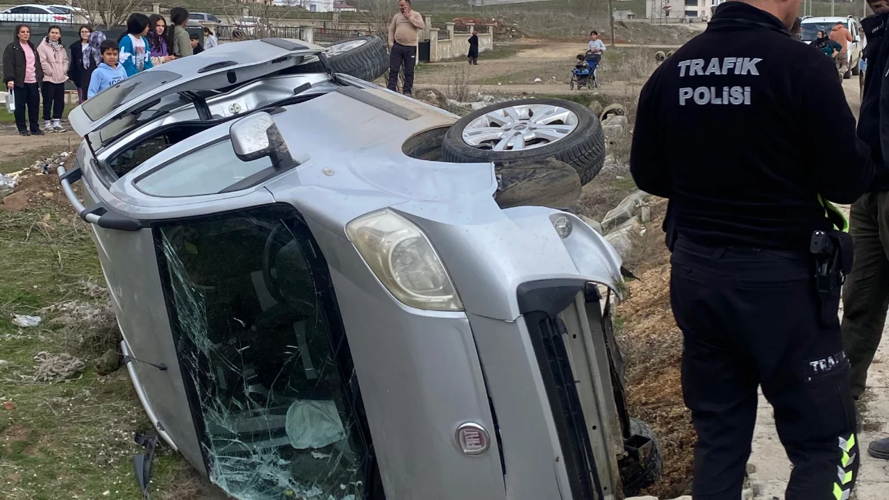 Hafif ticari araç şarampole devrildi: 1 yaralı