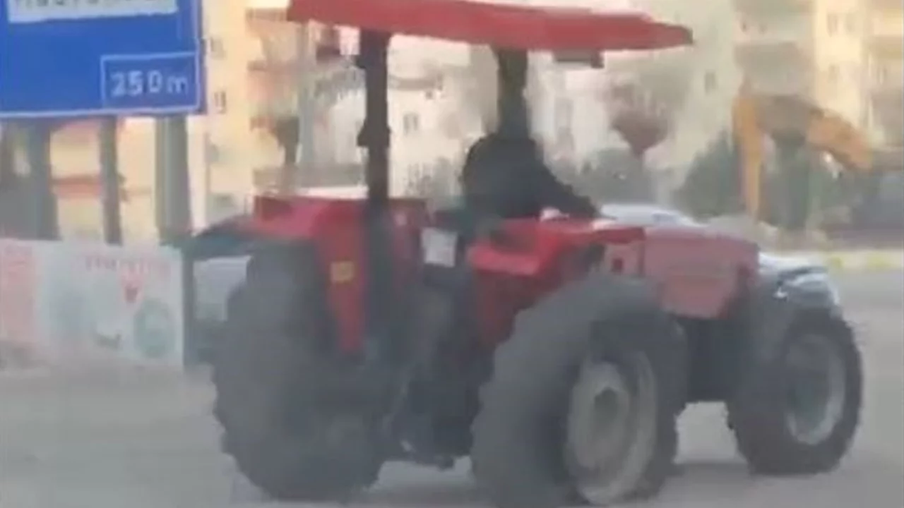 Traktör 3 tekerle ilerledi