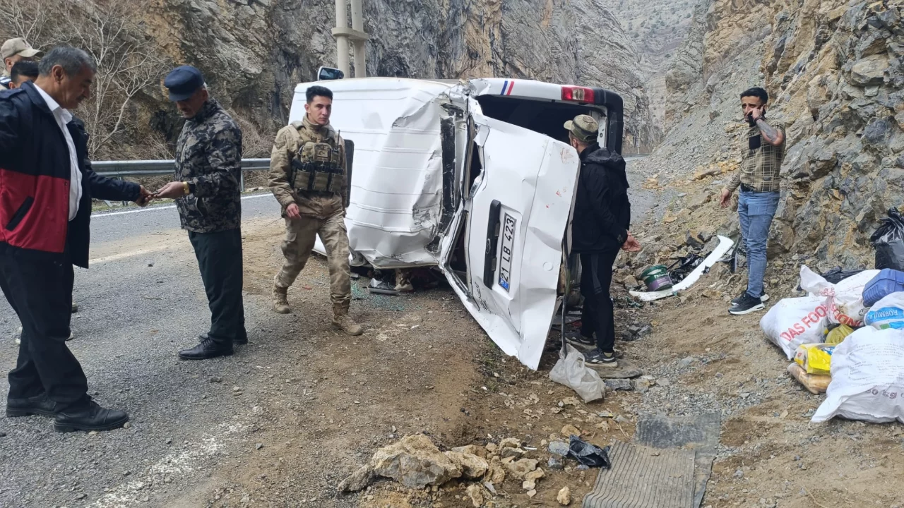 Minibüs takla attı: 1'i ağır 4 yaralı