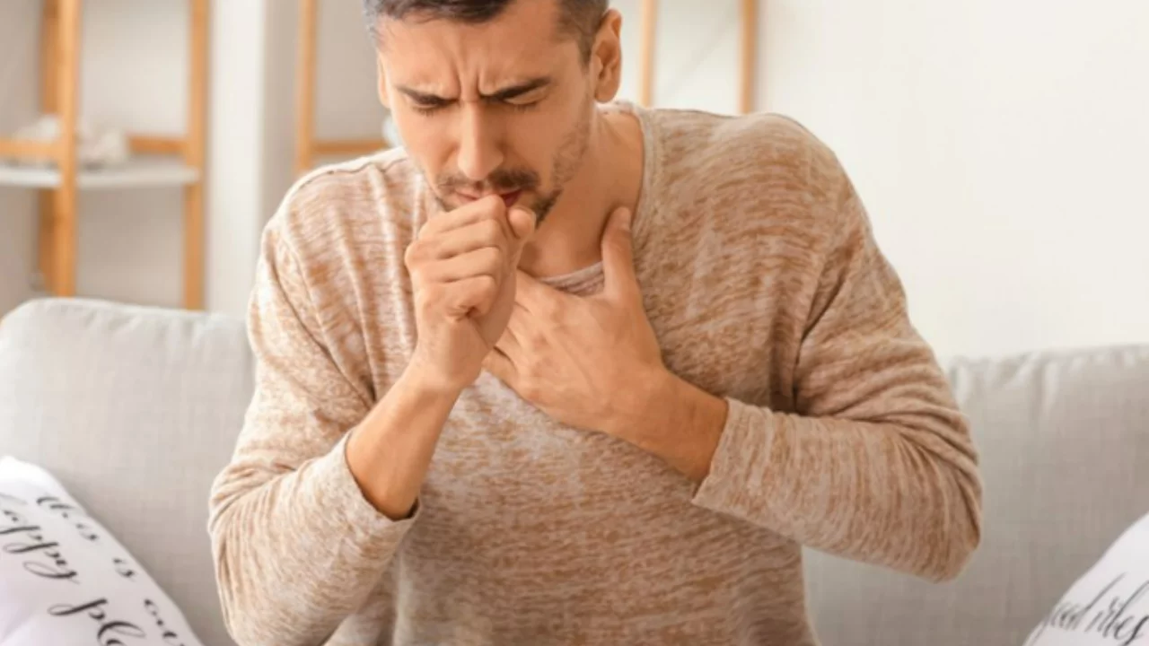 Geçmeyen öksürük şikayetiyle hastaneye gitti! 4 ameliyat geçirdi...