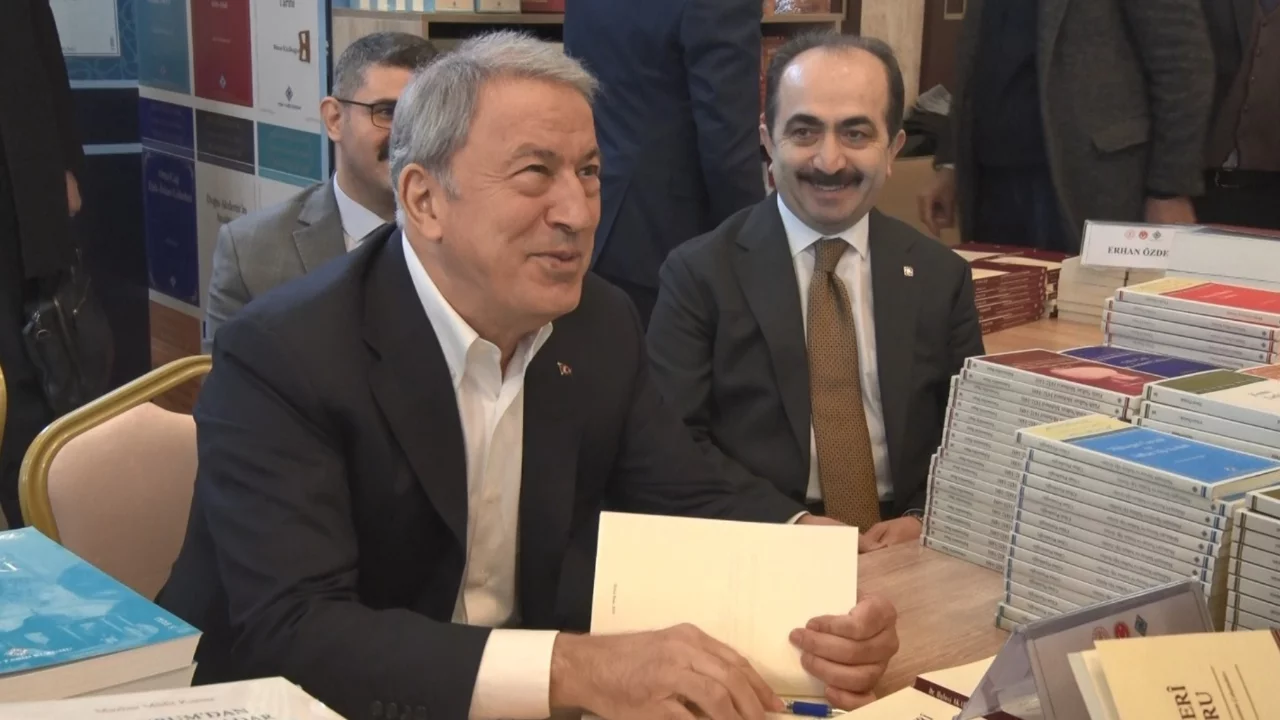 Hulusi Akar 'Külliye'de Ramazan Kitap Günleri'nde okurlarıyla buluştu