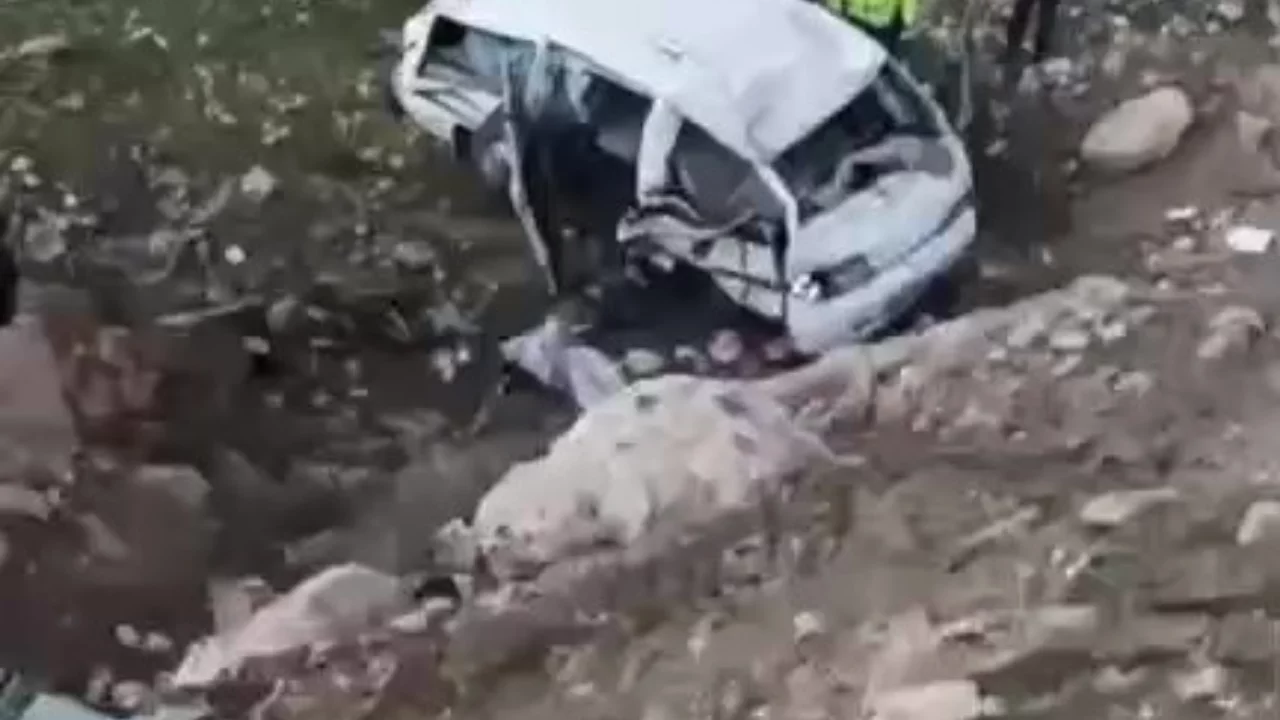 Batman'da araç uçuruma yuvarlandı: 3 ağır yaralı