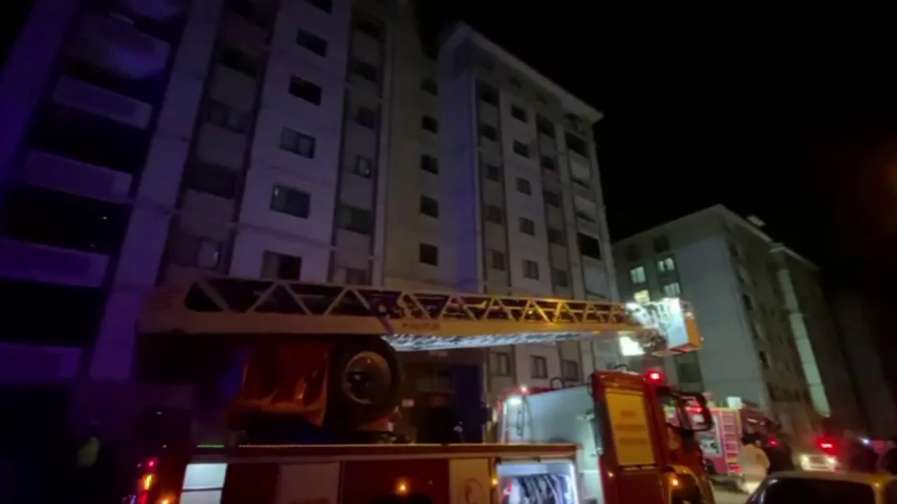 Yangında evdeki t&uuml;p patladı: Binada mahsur kalan 13 kişiyi itfaiye ekipleri kurtardı