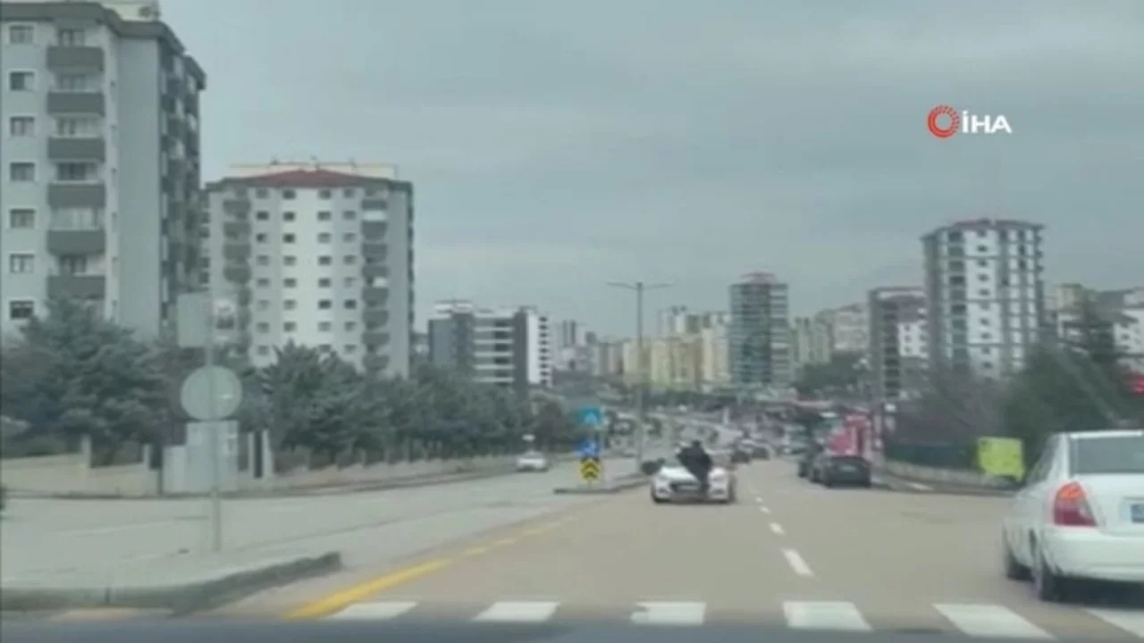 Ankara'da kurs aracıyla terör estirdi! Darp ettiği şahsı kaput üzerinde sürükledi...